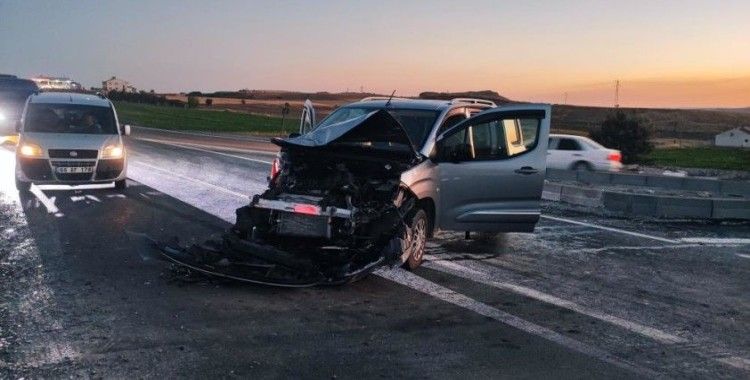 Hafif ticari araç kamyona çarptı: 5 yaralı