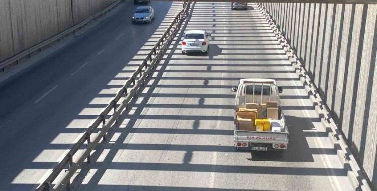 Kocaeli’deki alt geçitten geçen sürücüler, yola yansıyan ışıklardan şikayetçi
