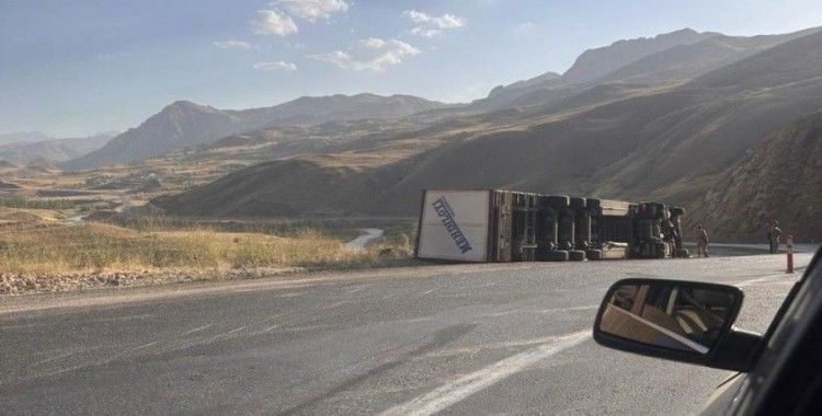 Devrilen tırdan sürücüsü yara almadan kurtuldu