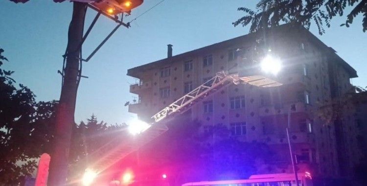 Bina duman doldu, mahsur kalan vatandaşları itfaiye kurtardı
