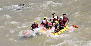 Vali Aydoğdu, Karasu Nehrinde rafting yaptı
