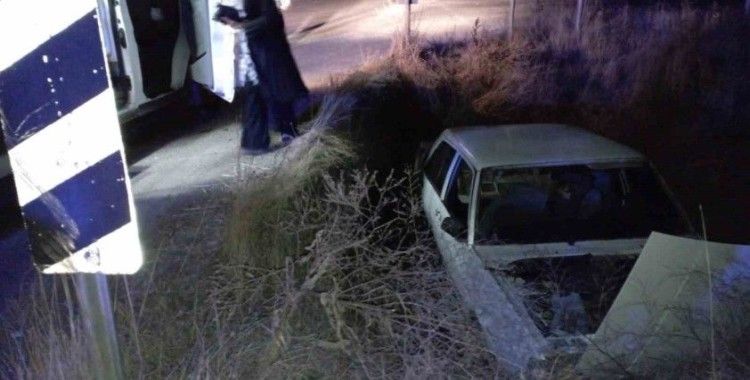 Direksiyon hakimiyetini kaybetti, yol kenarındaki menfeze düştü
