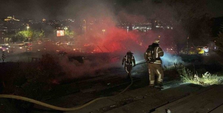 Beyoğlu Evlendirme Dairesi’nin bahçesinde korkutan yangın: Tahta yürüyüş yolu alev alev yandı
