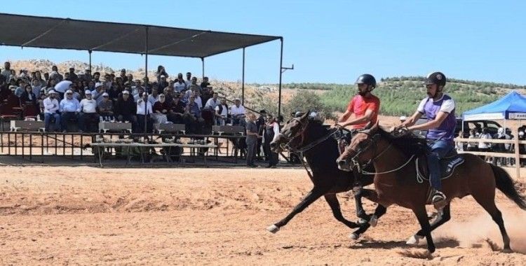 ‘Rahvan At Yarışları’ büyük çekişme ile geçti
