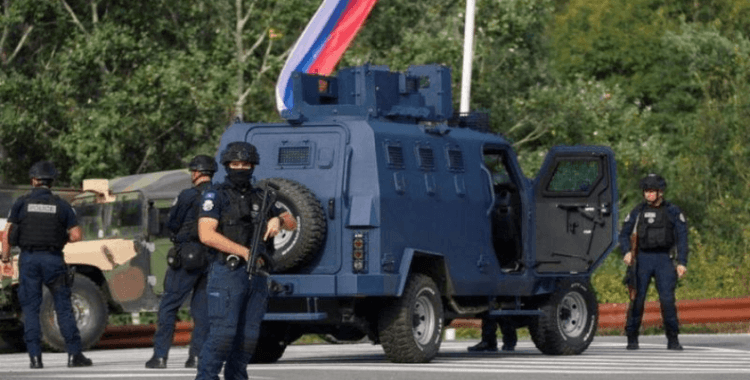 Kosova'da polis, 30 silahlı adamın bulunduğu manastırın etrafını sardı