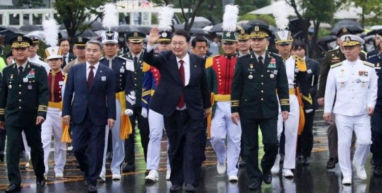 Güney Kore'den gövde gösterisi: 10 yıl sonra ilk askeri geçit töreni