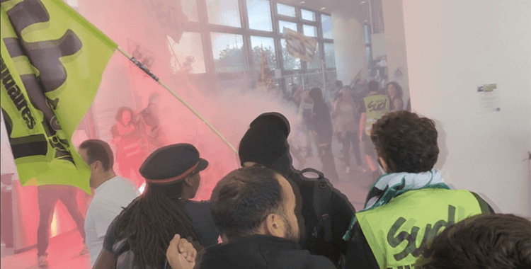 Fransa'da demiryolu çalışanları Ekolojik Dönüşüm Bakanlığının binası bastı