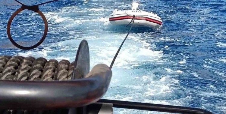 Bodrum açıklarında sürüklenen botu KIYEM ekipleri kurtardı
