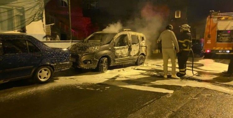Park halindeki araç alev alev yandı