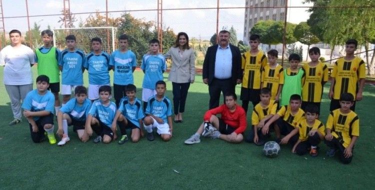 Ortaokullar arası ’Cumhuriyetimizin 100’üncü Yılı Futbol Turnuvası’ heyecanı başladı
