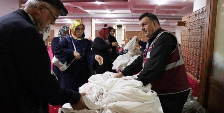 İzmit Belediyesi, umreye gidecek vatandaşları hediyelerle uğurladı
