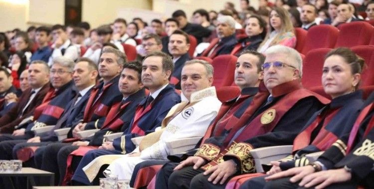 ERÜ’de tıp öğrenimine başlayan öğrenciler törenle önlük giydi
