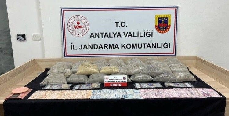 Evini uyuşturucu imalathanesine çevirdi, jandarma operasyonuyla yakalandı
