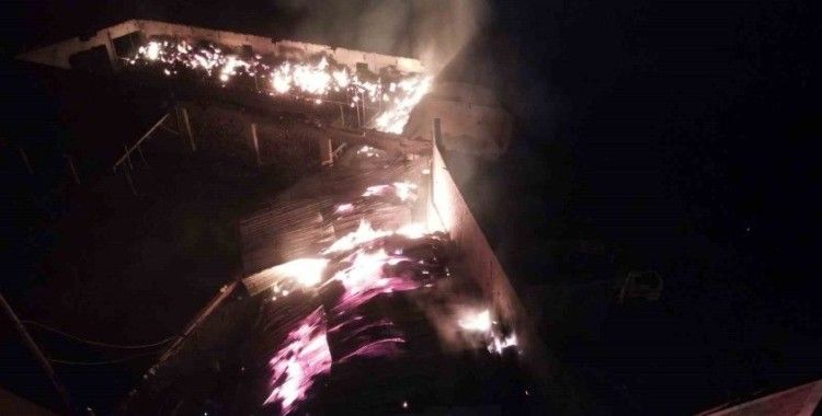 Çorum’da yangın: 3 traktör, 1 kamyonet ve binlerce saman balyası yandı
