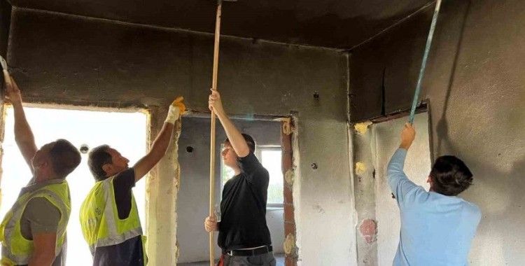Yanan evi yabancı öğrencilerle tamir ettiler
