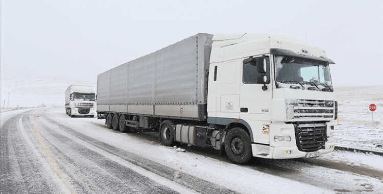 Erzurum, Kars ve Ardahan'daki bazı yollar kar yağışı ve tipi nedeniyle kapatıldı