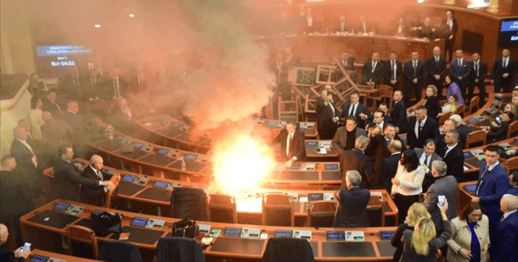 Arnavutluk Meclisinde bütçe görüşmeleri sırasında gerginlik yaşandı