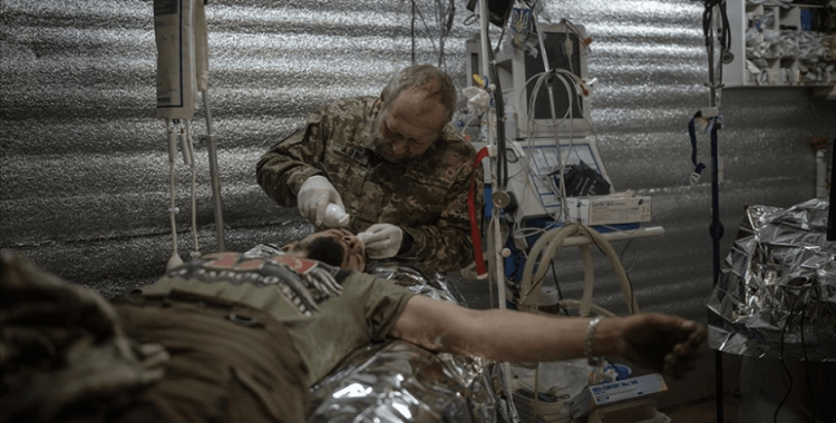 Ukraynalı sağlık ekipleri cephede yaralanan askerlerin hayatını kurtarmak için zor şartlarda görevde
