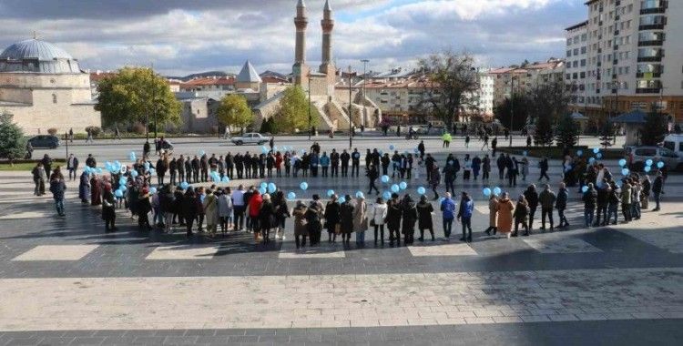 Mavi balonları gökyüzüne bırakarak farkındalık oluşturdular
