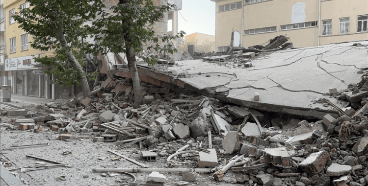 Adıyaman'da ağır hasarlı 5 katlı bina çöktü