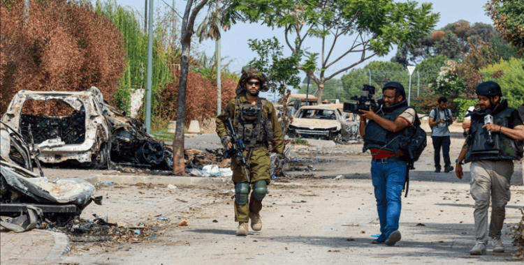 ABD ve İngiliz televizyon kanallarının 'Gazzeli intihar yelekli militan' görüntülerindeki detay gündem oldu