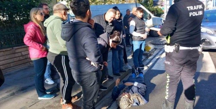 Aracın yaya geçidinde kadına çarptığı anlar kamerada: Duyarsızlığa tepki yağdı
