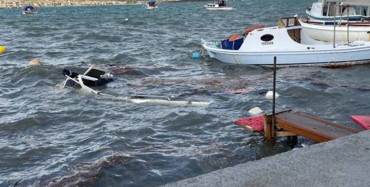 Kuvvetli fırtına ile gelen yağış Ayvalık’ı yıktı geçti
