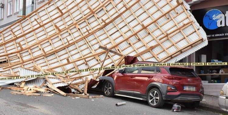 Giresun'da motosiklet sürücüsü uçan çatının altında kaldı