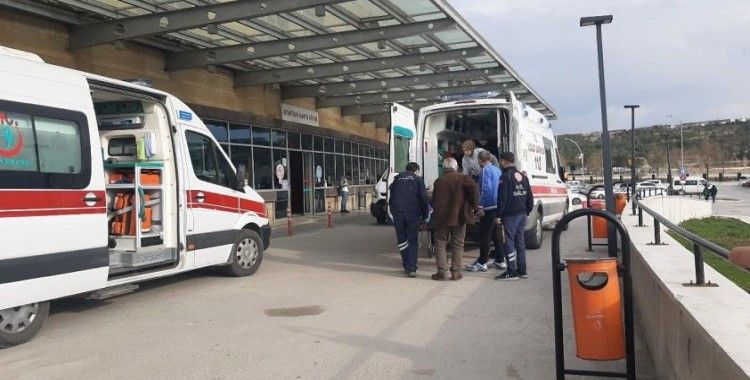 Mardin'de hafif ticari araç devrildi: 7 yaralı