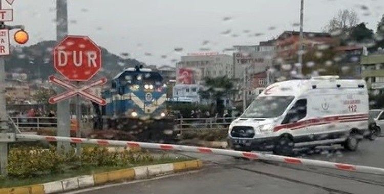 Makinist treni durdurup ambulansa yol verdi
