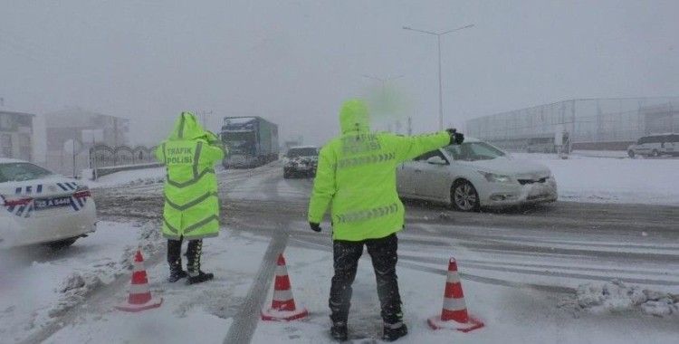 Erzurum'da ulaşıma kar engeli