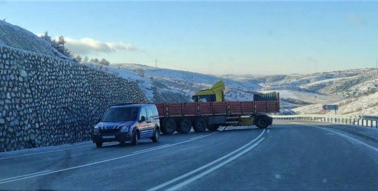 Yozgat’ta buzlanma nedeniyle çok sayıda tır sürücüsü zor anlar yaşadı
