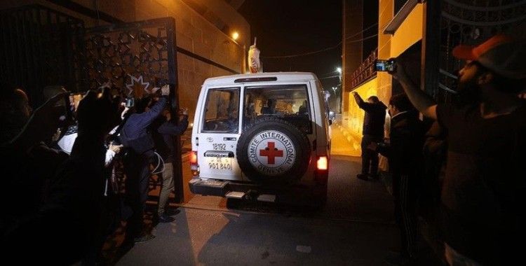 Hamas, 11 İsrailli esiri Kızılhaç yetkililerine teslim etti