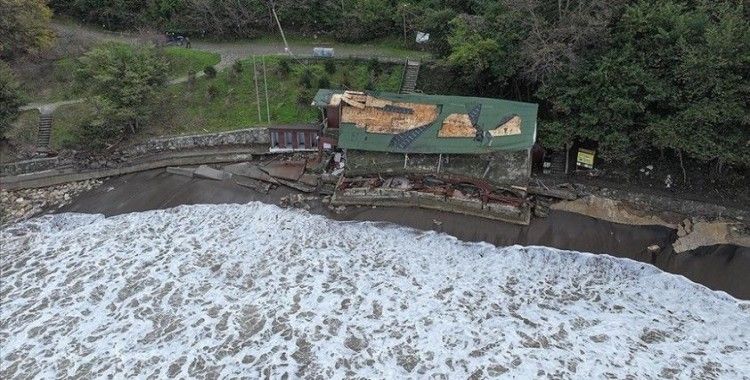 Düzce'de fırtınayla dalgalar yükselince deniz kenarındaki tesis çöktü
