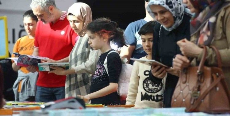 13. Antalya Kitap Fuarı’na yoğun ilgi
