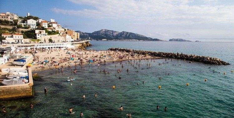 Fransa'da plajlarda ve ormanlarda sigara kullanımı yasaklanacak