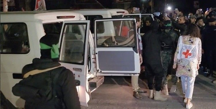 Gazze'de bulunan 10 İsrailli esir ülkelerine getirilmek üzere Kızılhaç yetkililerine teslim edildi