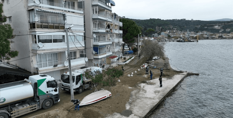 Bursa'nın sahil bandında hafta sonu etkili olan fırtınanın izleri siliniyor