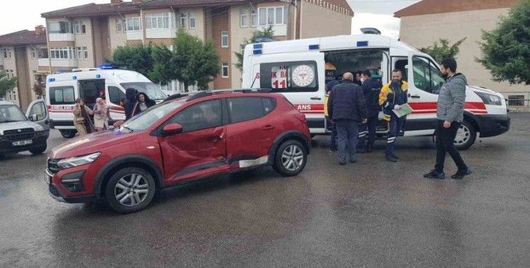 İki otomobilin çarpıştığı kazada 3 kişi yaralandı

