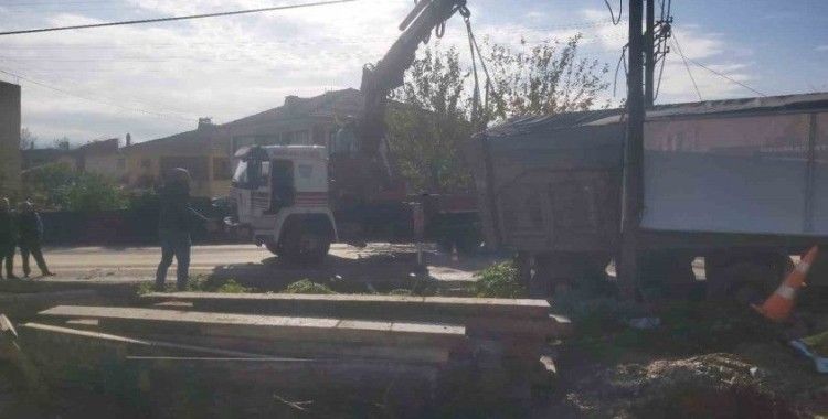 25 tonluk tır kanala düştü
