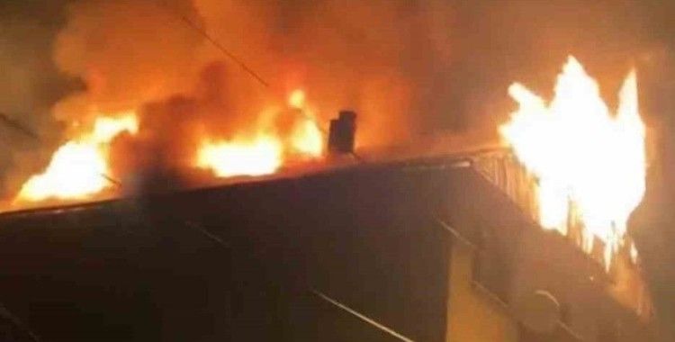 Binanın çatısı alev alev yandı
