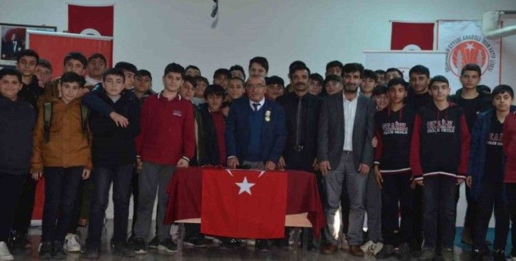 Kıbrıs gazisi Yıldırım, öğrencilere hatıralarını anlattı
