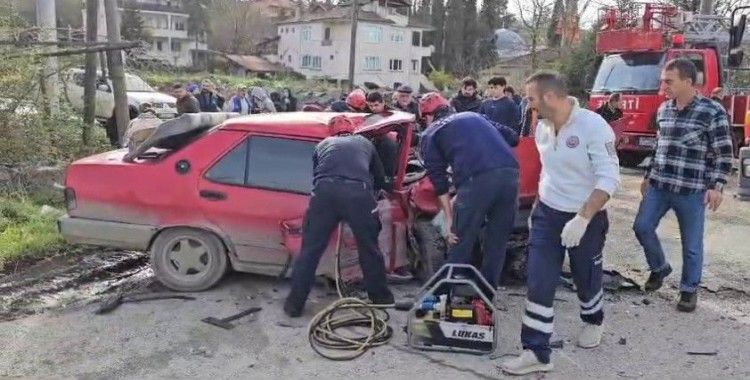 İki otomobil kafa kafaya çarpıştı: 1'i ağır 3 yaralı