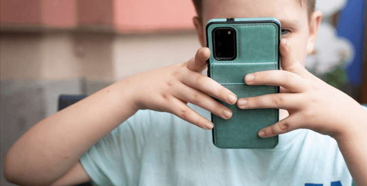 İspanya'da 16 yaş altına cep telefonu kullanımına yasak getirilmesi tartışılıyor