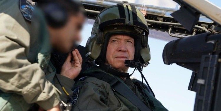 İsrail Savunma Bakanı Gazze'ye bombardımanı helikopterden izledi