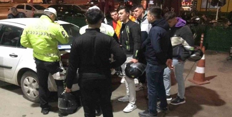Sivil trafik polisleri yarış yaparak abartı egzoz patlatan motosikletlileri takip ederek yakalandı
