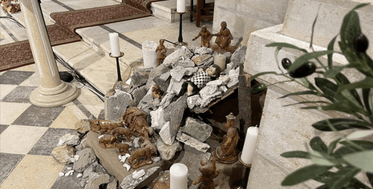 Filistin'de bir kilise Gazze’deki saldırılar nedeniyle bu seneki Noel ağacını 'enkazdan' yaptı