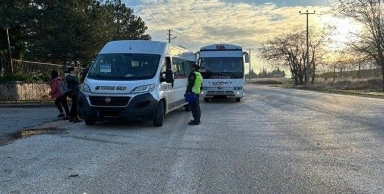 Jandarma ekiplerinden okul servislerine denetim
