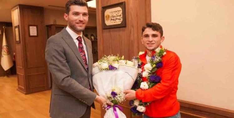 Başkan Karagöl, dünya şampiyonunu tebrik etti
