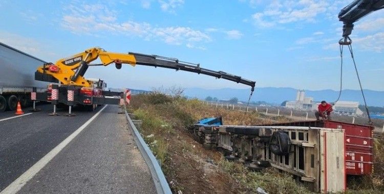 Kontrolden çıkan tır şarampole devrildi
